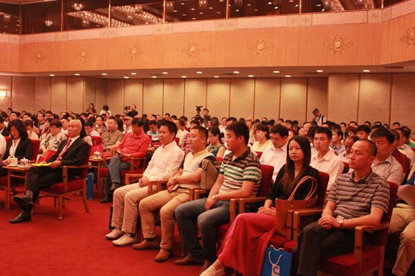 安邦集團(tuán)董事長(zhǎng)李貽連應(yīng)邀出席電供暖專(zhuān)業(yè)委員會(huì)成立大會(huì)(圖2) 安邦集團(tuán)董事長(zhǎng)李貽連應(yīng)邀出席電供暖專(zhuān)業(yè)委員會(huì)成立大會(huì)(圖2)