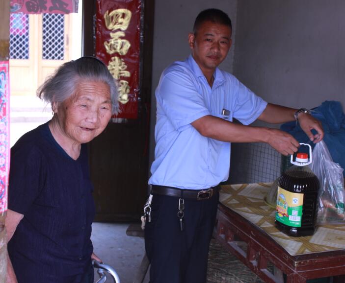 安邦電氣股份開展“迎中秋送月餅”活動(dòng) 溫暖員工思鄉(xiāng)情(圖2) 安邦電氣股份開展“迎中秋送月餅”活動(dòng) 溫暖員工思鄉(xiāng)情(圖2)