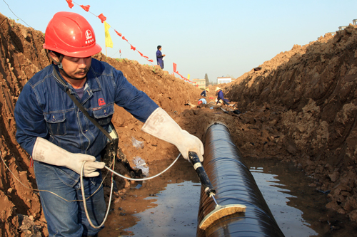 案例分析：輸送油、氣管道安裝電伴熱系統(tǒng) 需要?jiǎng)兊艄艿婪栏瘜樱?圖1)