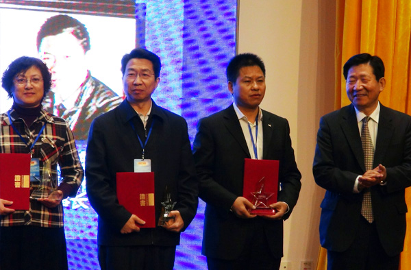 安邦集團董事長當選“2013中國企業(yè)自主創(chuàng)新十大人物”(圖4)